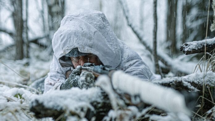 Simo Häyhästä elokuva. Kuvassa Simo Häyhä tähtää lumen keskellä.