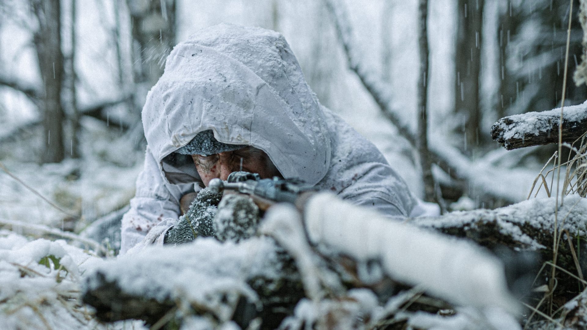 Simo Häyhästä elokuva. Kuvassa Simo Häyhä tähtää lumen keskellä.