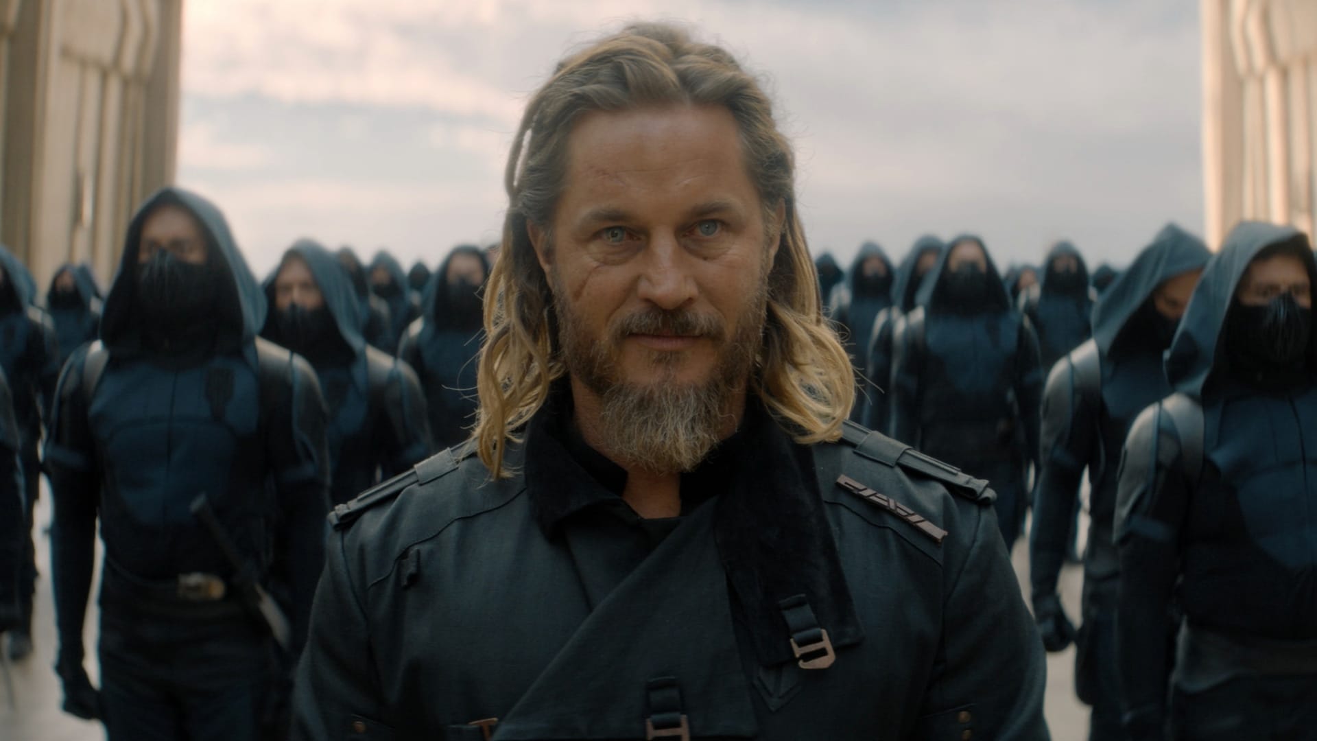 Travis Fimmel Dyyni-sarjassa. Dune: Prophecy saa toisen kauden.