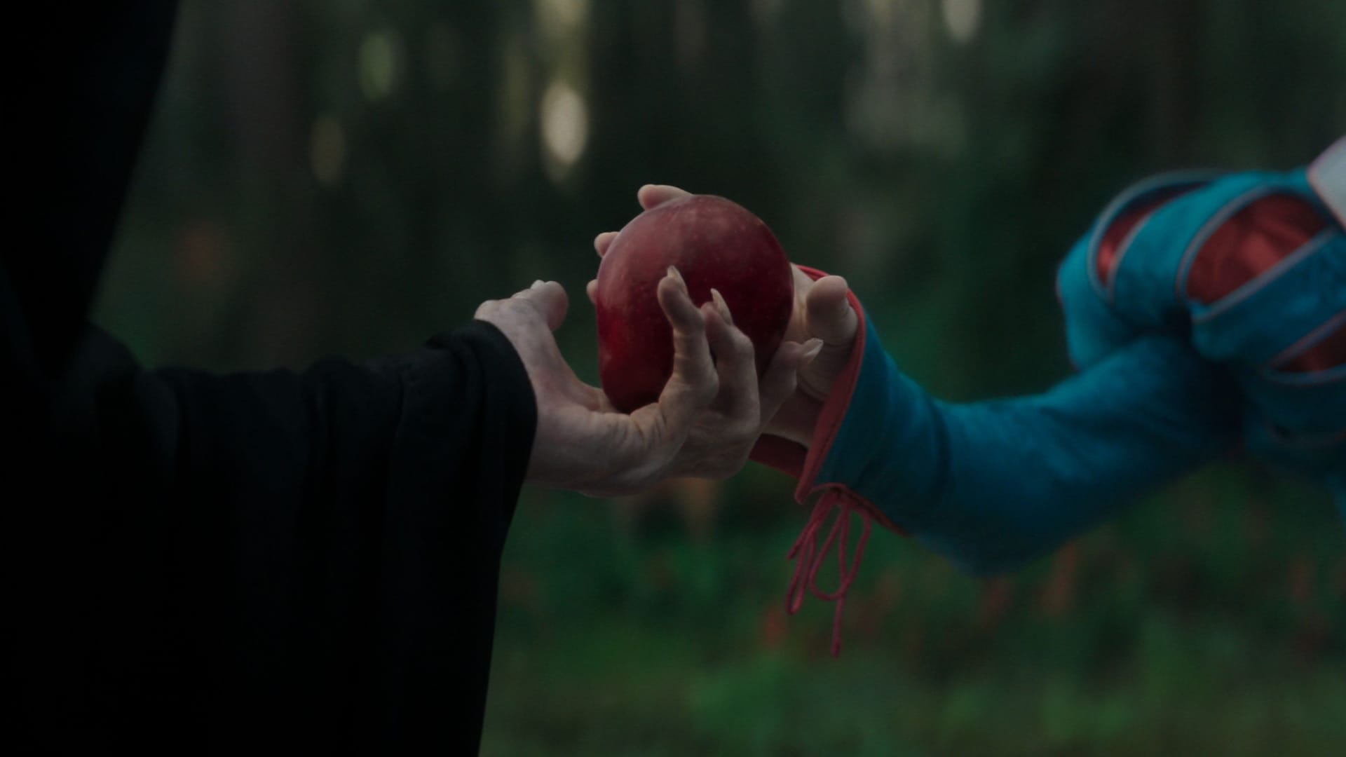 Noita antaa Lumikille omenaa. Disney paljasti uuden Lumikkielokuvan.