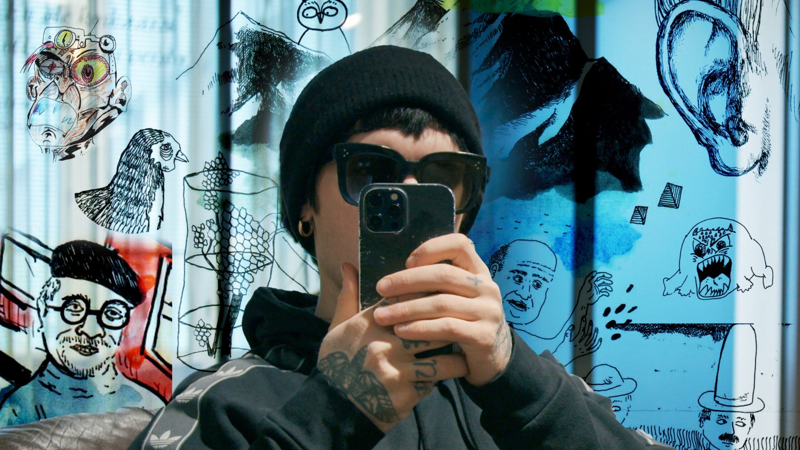 Miki Liukkonen ottaa peilin kautta itsestään kuvaa.