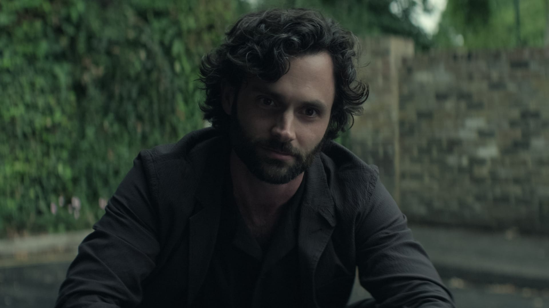 Kuvakaappaus Penn Badgleysta. You-sarjan finaalikausi tulossa!