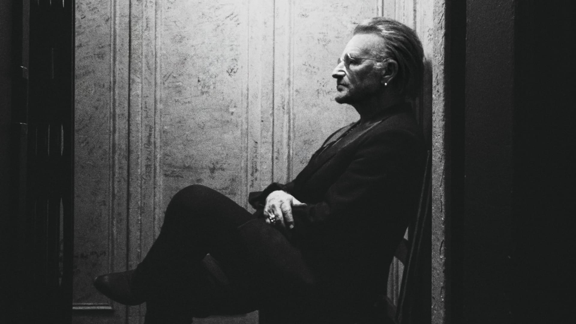 Bono istumassa tuolilla. Bono: Stories of Surrender saapuu!