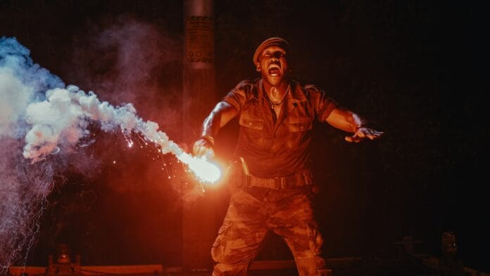 Mies soihtu kädessä. Jurassic World: Rebirth -traileri julkaistu!