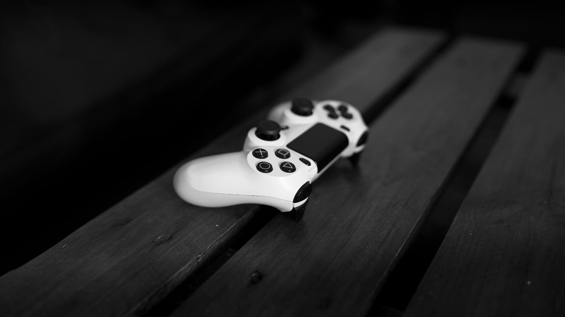 PlayStation-ohjain pöydän päällä. PlayStationin nimi oli aluksi kyseenalainen – näin Sony päätyi siihen!