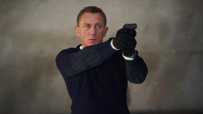 James Bond pysyy miehenä Daniel Craig ase kädessä. James Bond pysyy miehenä!