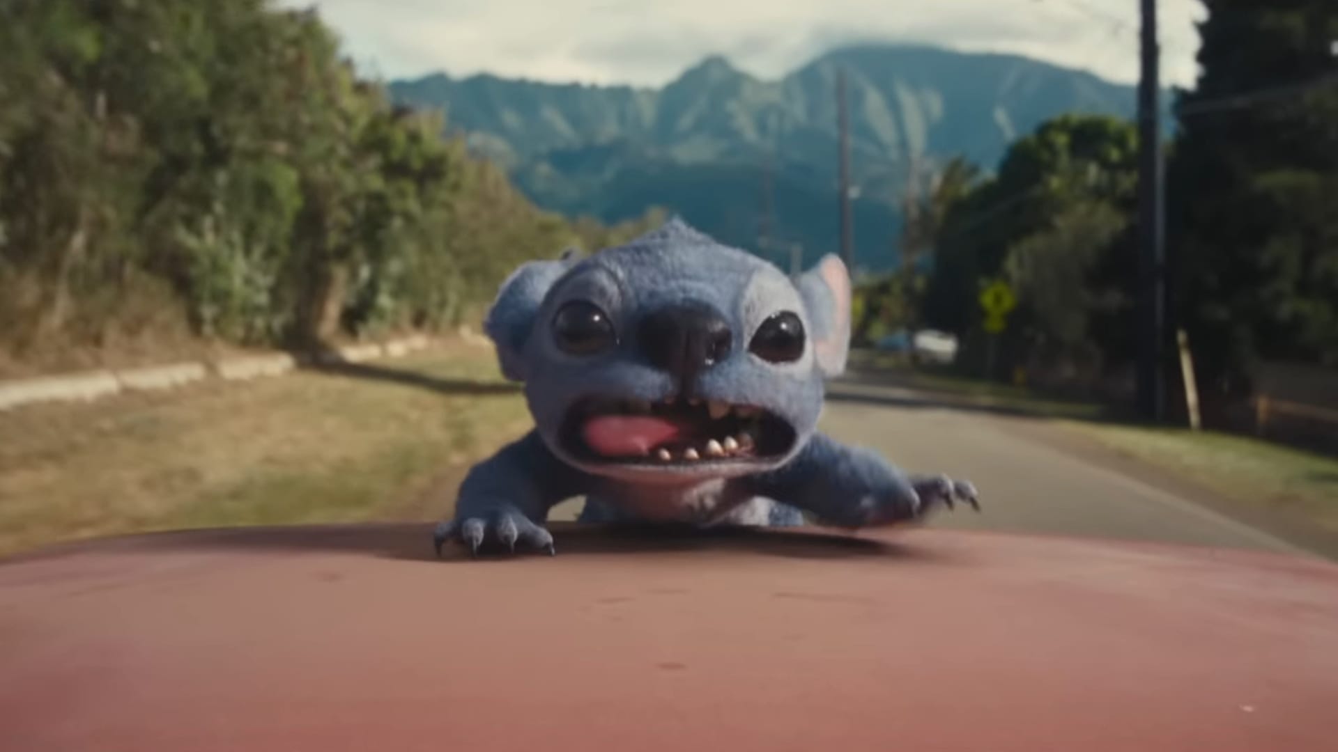 Stitch auton päällä. Lilo ja Stitch palaa!