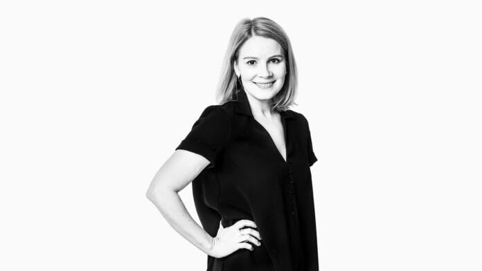 Pamela Tola musta mekko päällä. Pamela Tolan Teräsleidit saa jatkoa!