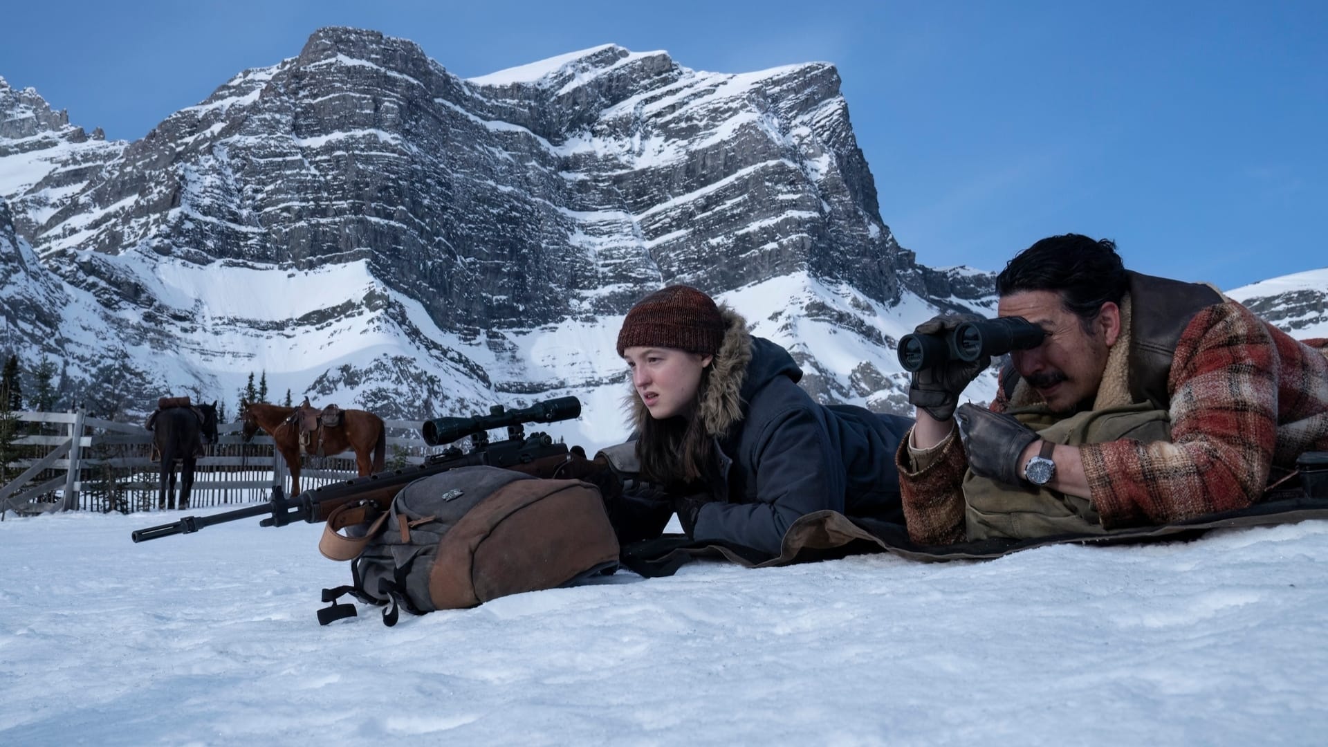 Bella Ramsay ja Gabriel Luna rinteellä. The Last of Us hyppää viisi vuotta eteenpäin!