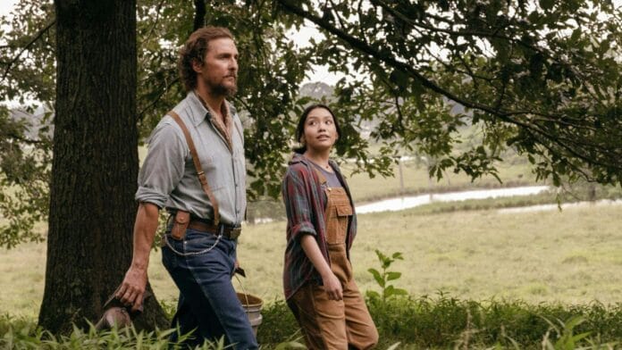 Matthew McConaughey Matthew McConaughey kävelemässä niityllä