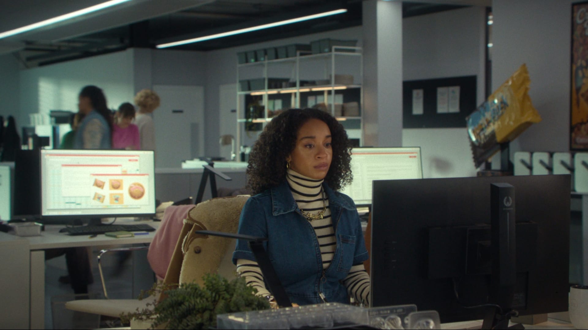 Nainen istuu tietokoneen edessä. Black Mirror -peli nyt saatavilla!