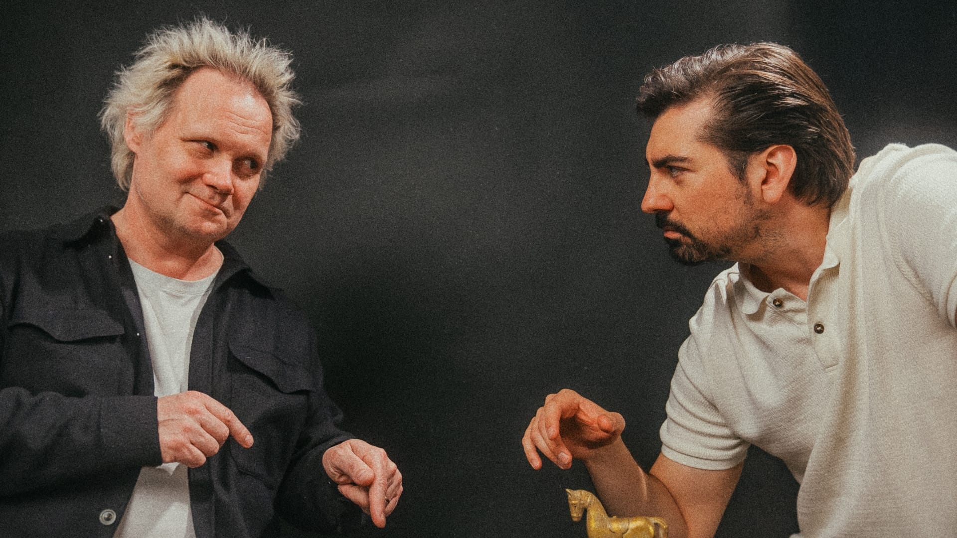 Gogin ja Janin Maailmanhistoria -promokuvassa Gogi ja Jani