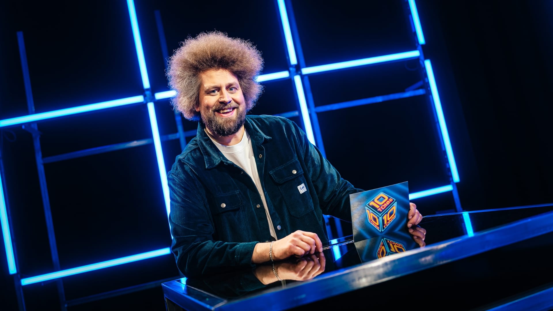 Kymppitonni-sarjan juontaja eli Ville "Viki" Eerikkälä