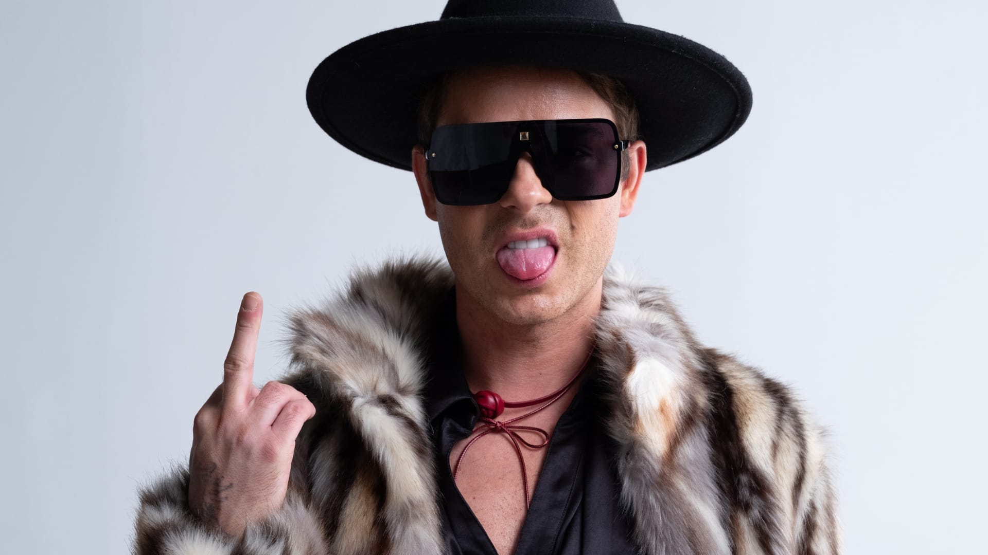 Niko Saarinen näyttää keskisormea. Love Island saa oman podcastin!