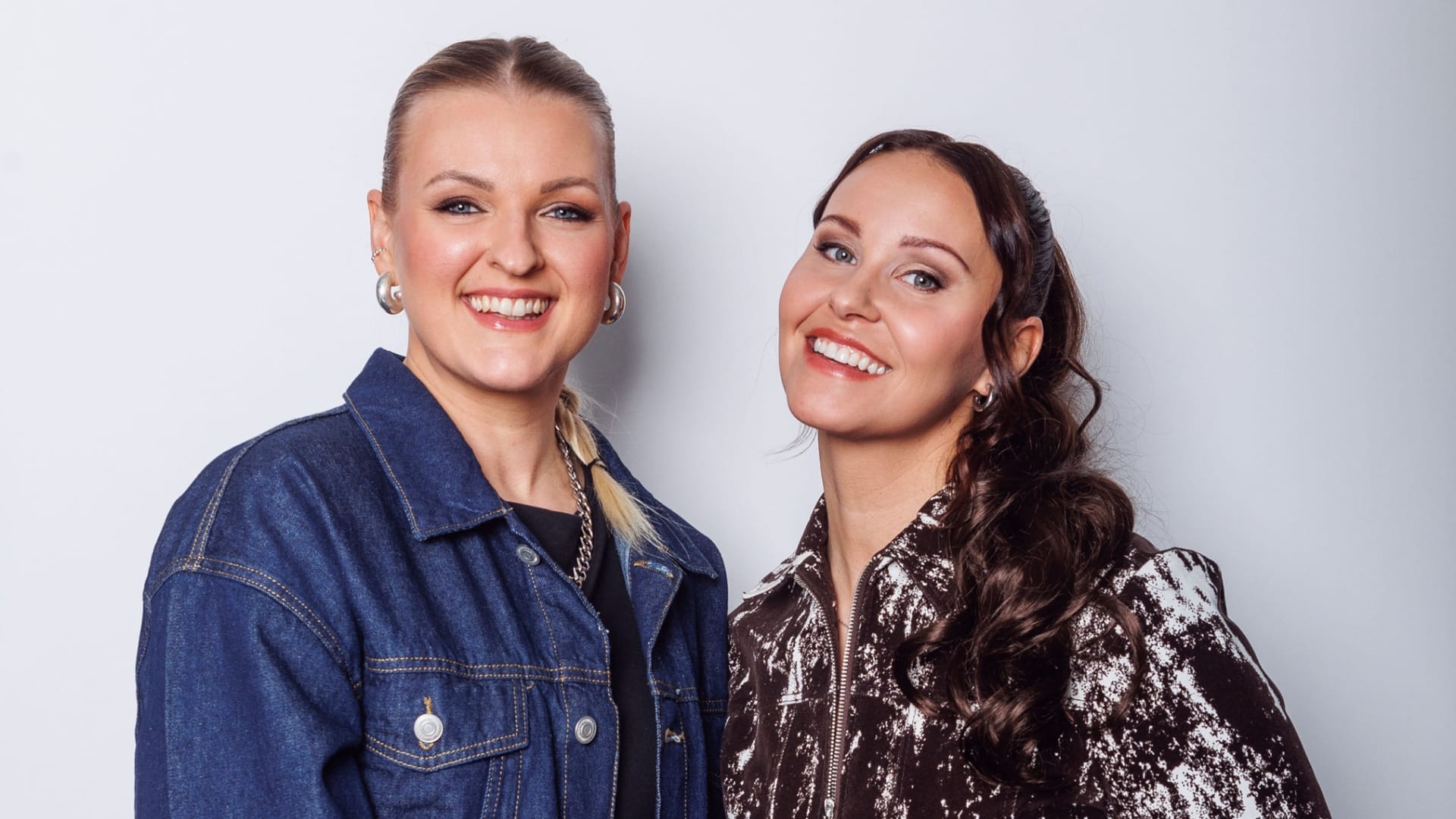 Au pairit -podcastin juontajat