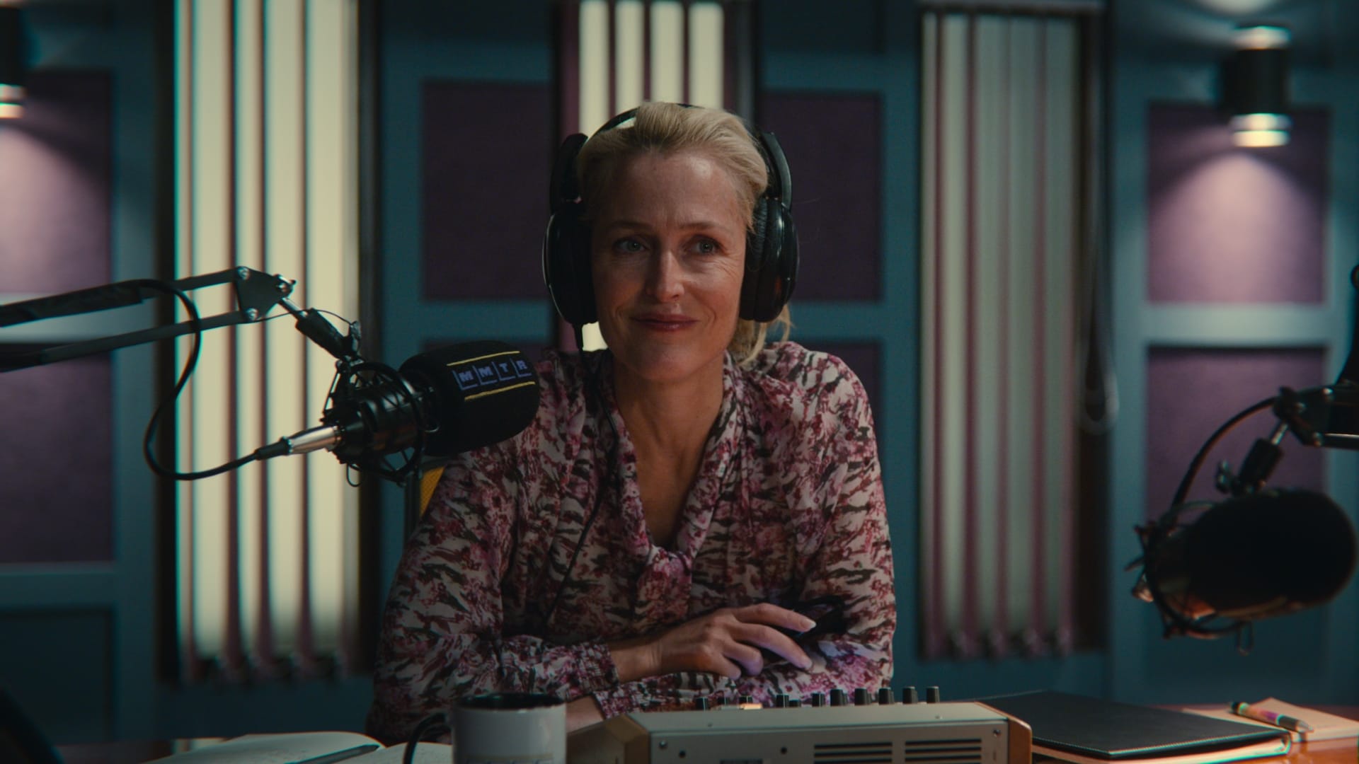 Gillian Anderson Sex Education -sarjassa