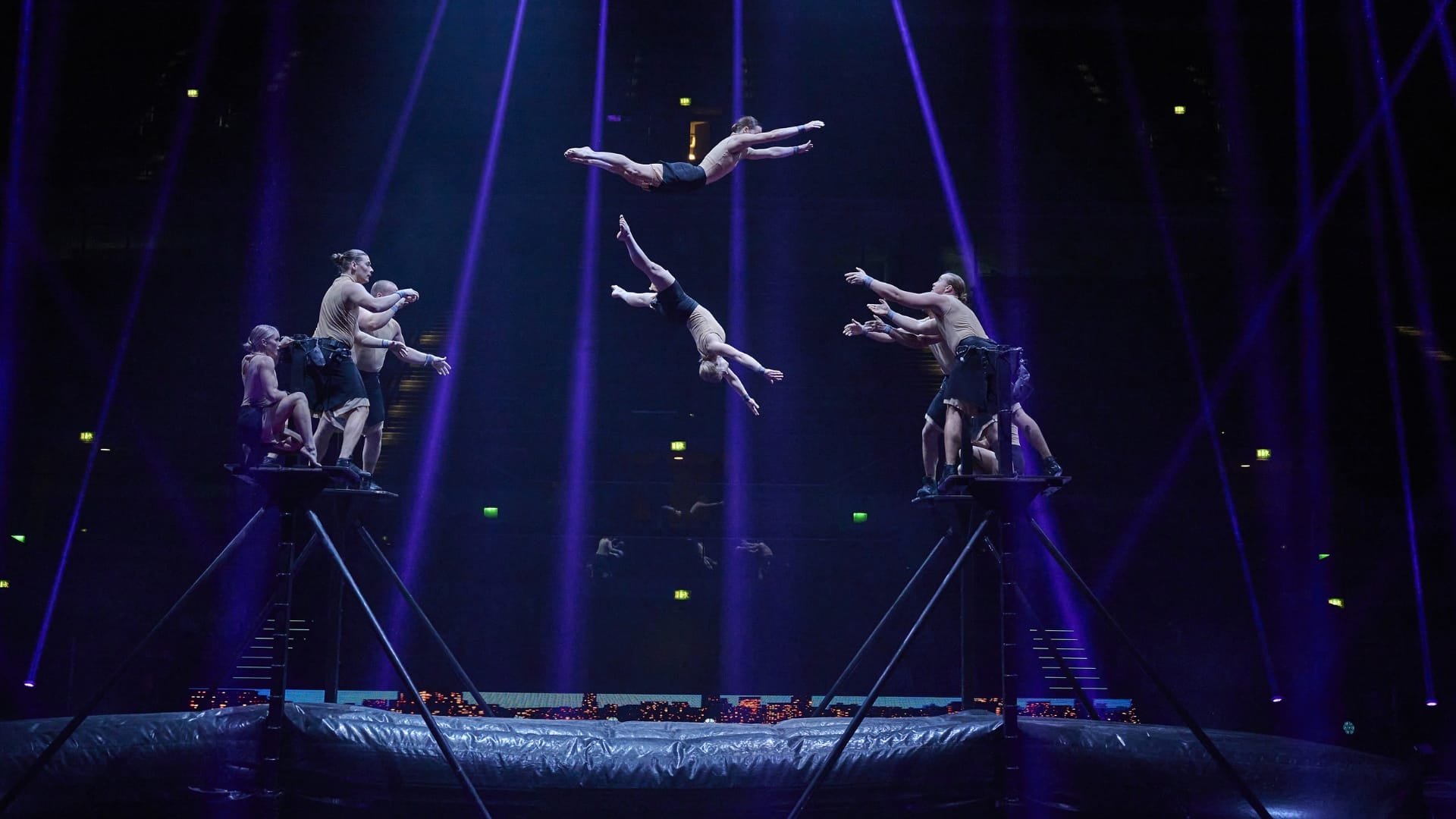 Joukko akrobatiataiteilijoita. Sirkus saapuu Teatterimuseoon!