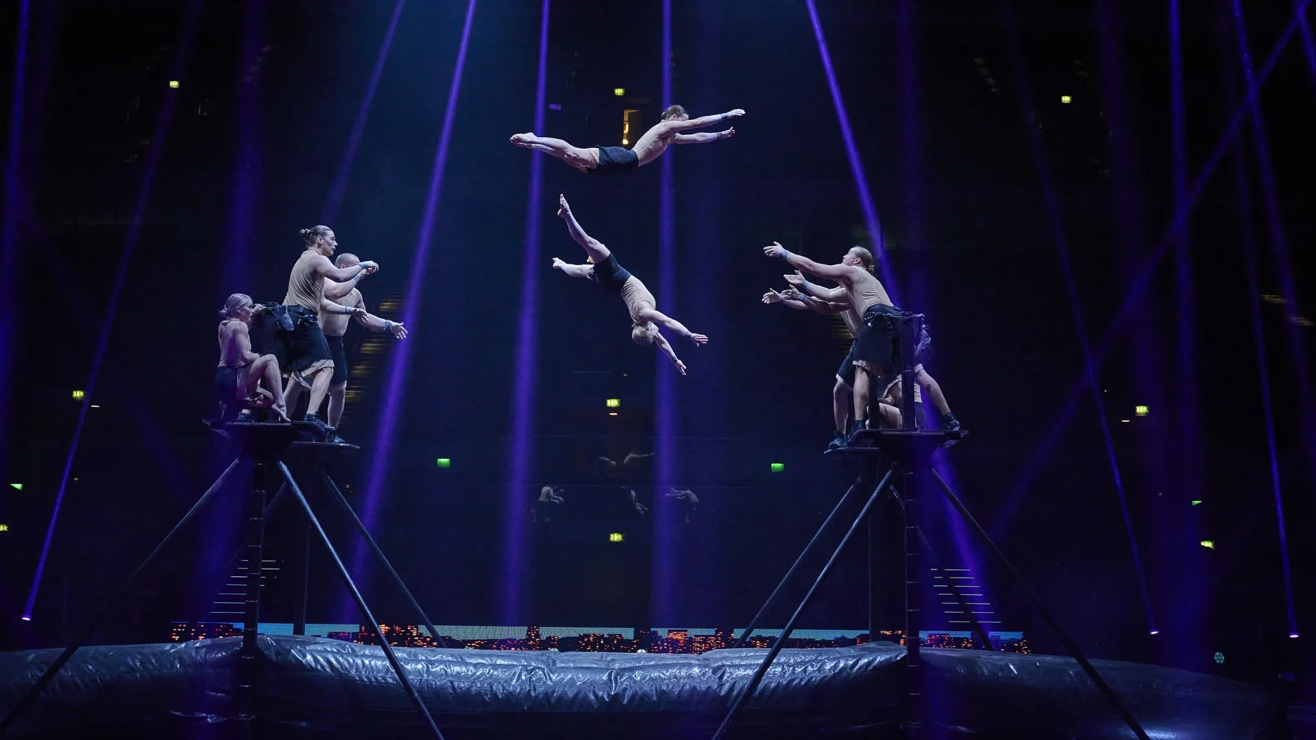 Joukko akrobatiataiteilijoita. Sirkus saapuu Teatterimuseoon!