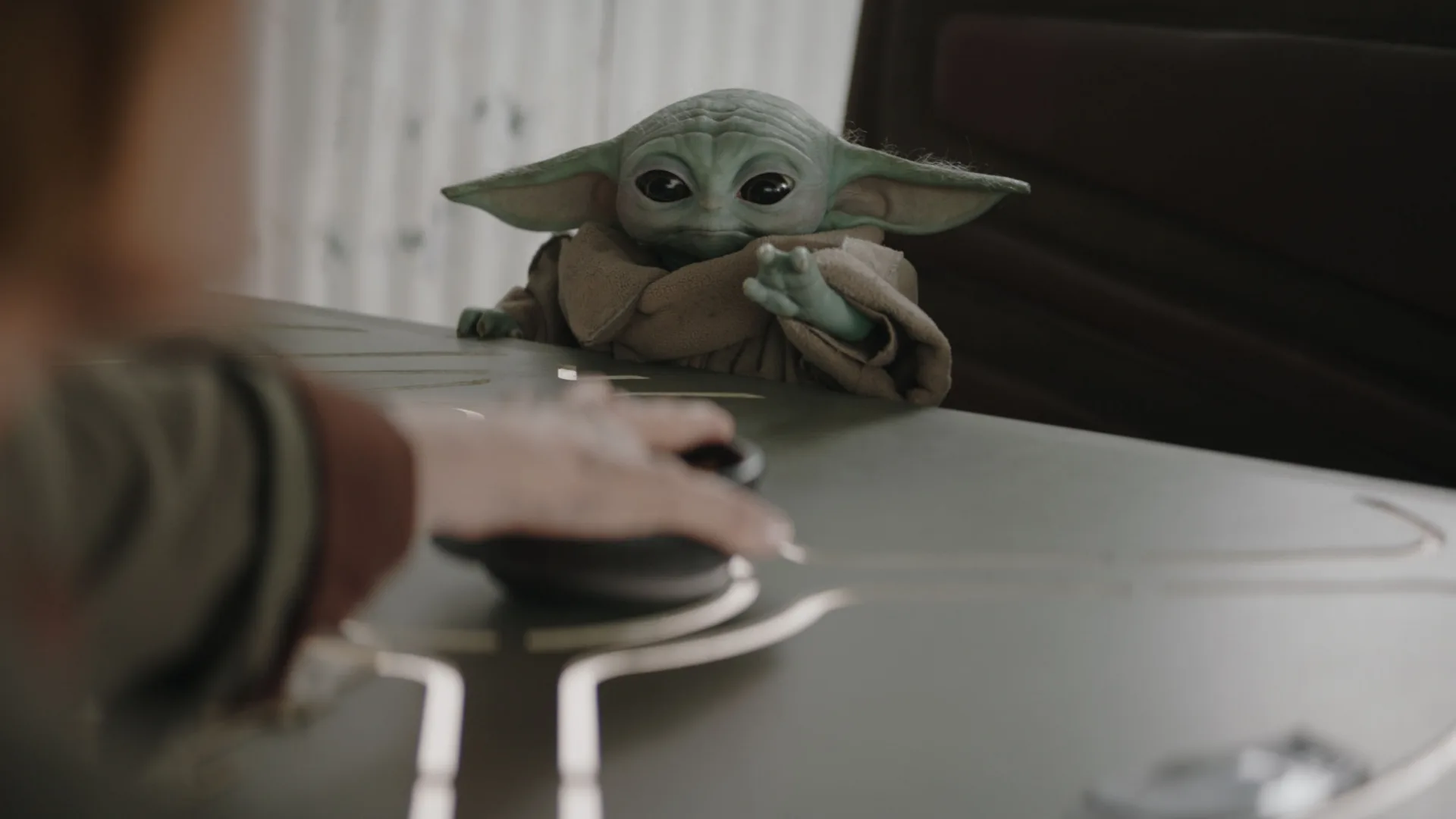 Pikku-Yoda pöydällä. Mandalorialaisen ja Grogun tarina jatkuu 2026!