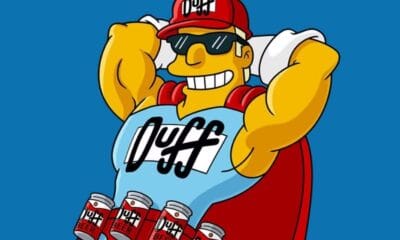Duffman poseeraa kameralle