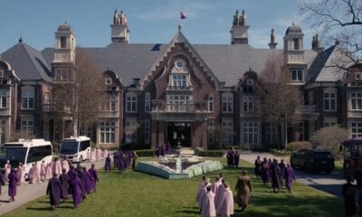 The Testaments -sarjan still-kuva eliittikoulusta