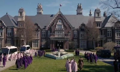 The Testaments -sarjan still-kuva eliittikoulusta