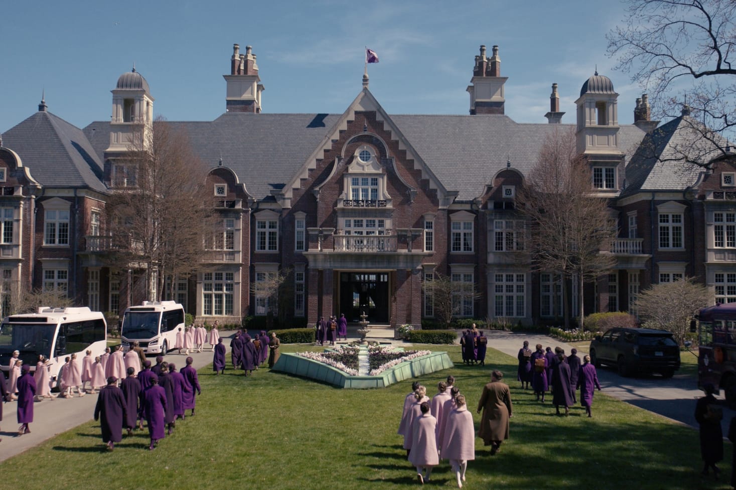 The Testaments -sarjan still-kuva eliittikoulusta