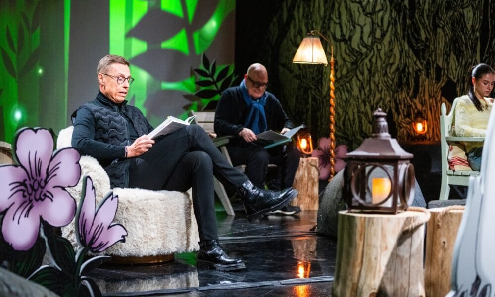 Muumit-lukumaratonia lukemassa Alexander Stubb