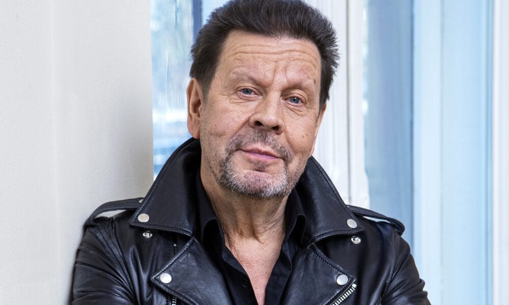 Pate Mustajärvi Testamenttini-kirjan promokuvassa