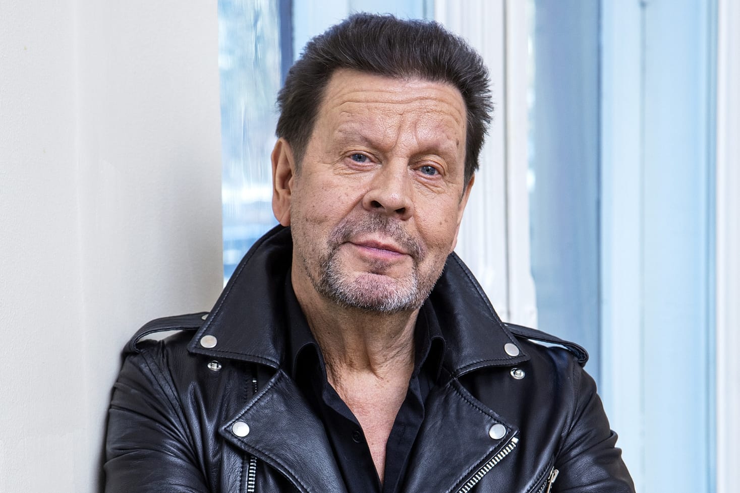 Pate Mustajärvi Testamenttini-kirjan promokuvassa