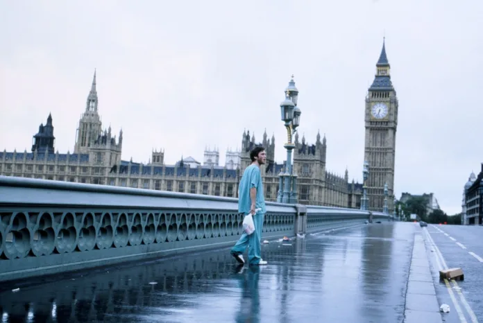 Jim kävelee autioituneella Westminsterin sillalla elokuvassa 28 Days Later.