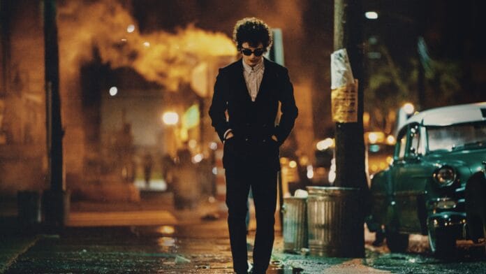Timothée Chamalet esittää Bob Dylania. Timothée Chamalet esittää Bob Dylania uudessa A Complete Unknown -leffassa.