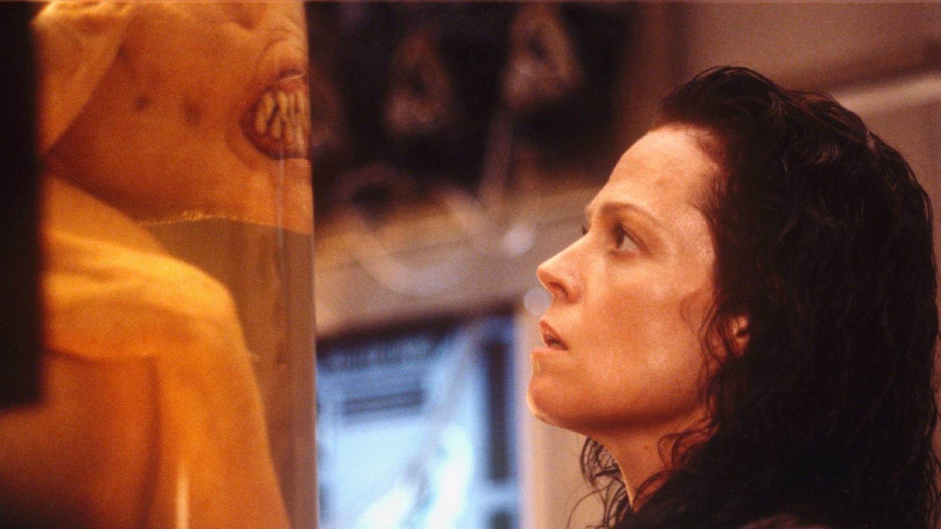 Sigourney Weaver katsoo Alienia. Ridley Scott paljastaa: "Luulin Alien-sarjan olevan ohi Resurrectionin jälkeen".