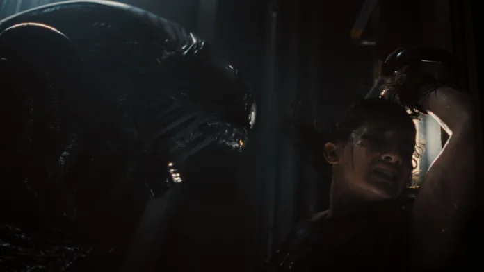 Xenomorph ja Cailee Spaeny Rain Carradineena 20th Century Studiosin Alien: Romulus -elokuvassa. Kuva: 20th Century Studios.
