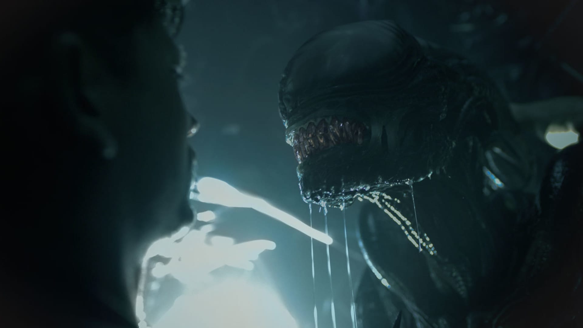 Alien katsoo ihmistä. Ridley Scott valmistelee uutta Alien-elokuvaa.