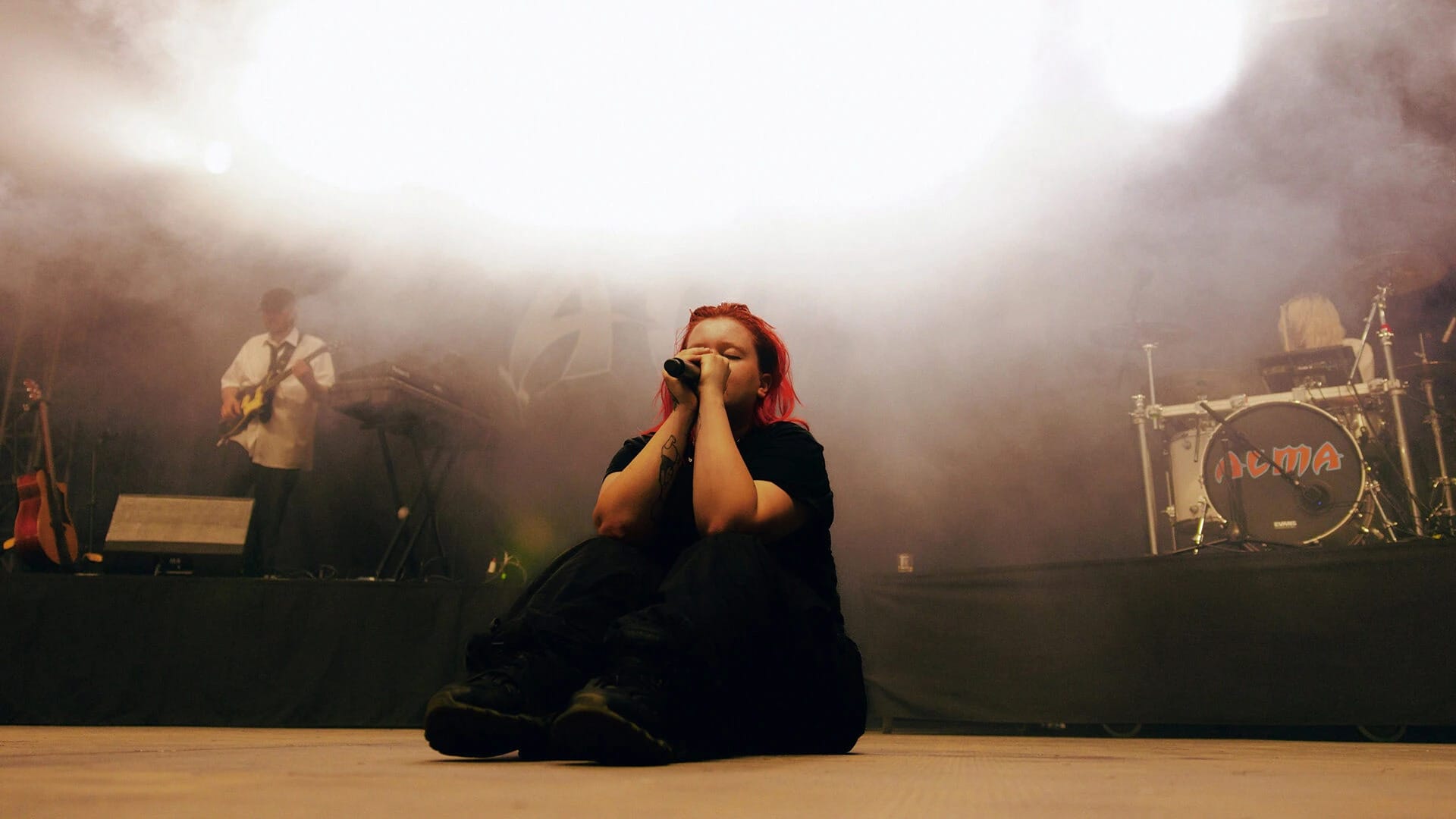 Alma istuu lavalla laulaen mikrofoniin. Suomalaiset elokuvat murskasivat miljoonan katsojan rajan ennätyksellisessä ajassa.