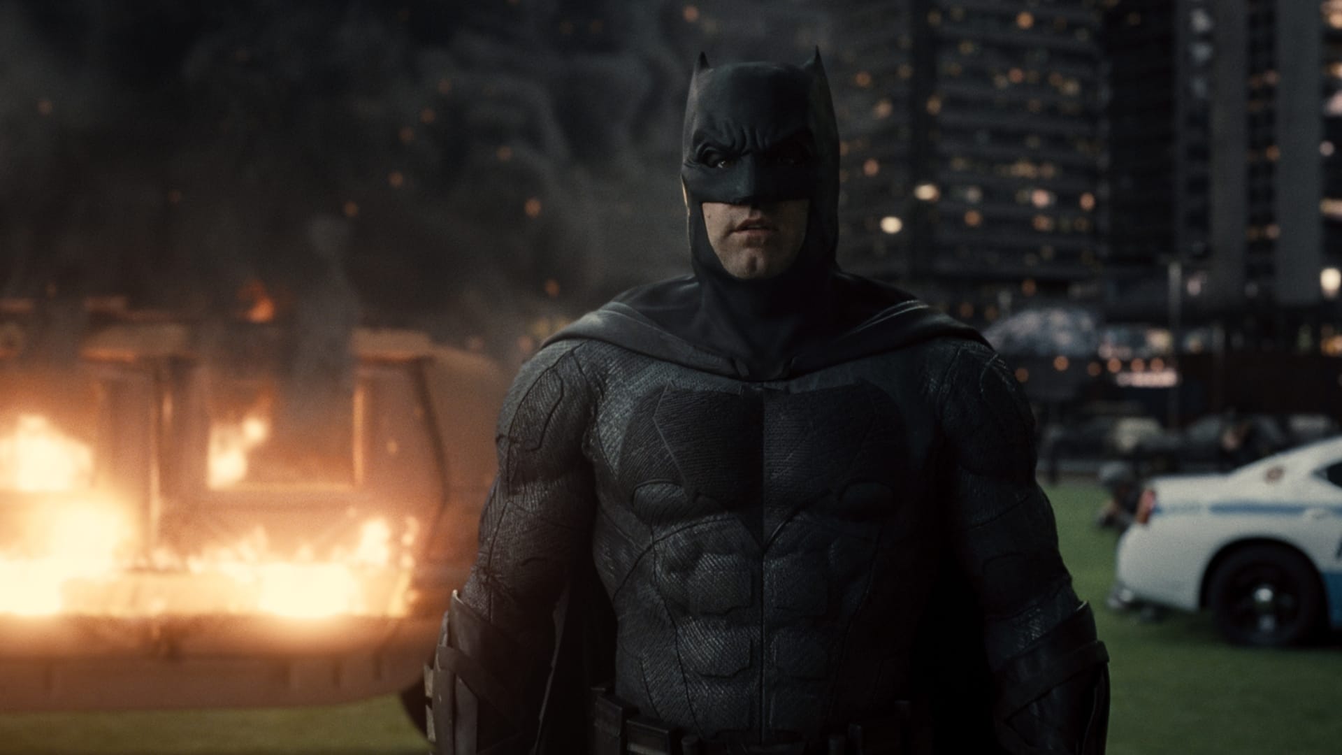 Batman tulipalon edessä. Batman tekee historiaa.