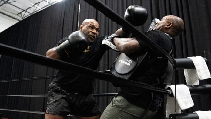 Mike Tyson treenaa Countdown: Paul vs. Tyson -dokkarilla.