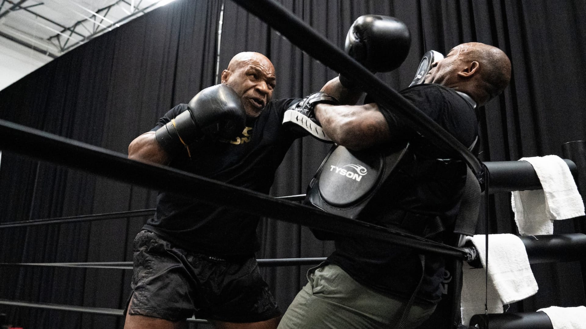 Mike Tyson treenaa Countdown: Paul vs. Tyson -dokkarilla.