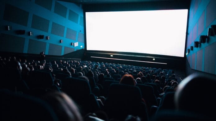 Valokuva elokuvateatterin salista. Elokuvateatterit lievittävät stressiä.