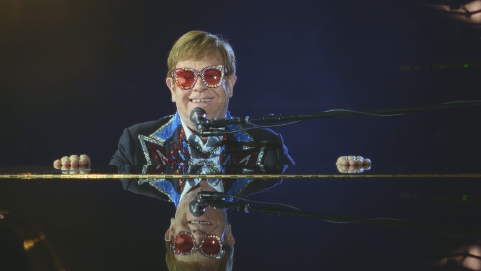 Elton John pianon äärellä. Elton John avaa elämänsä salat uudessa dokumentissa.