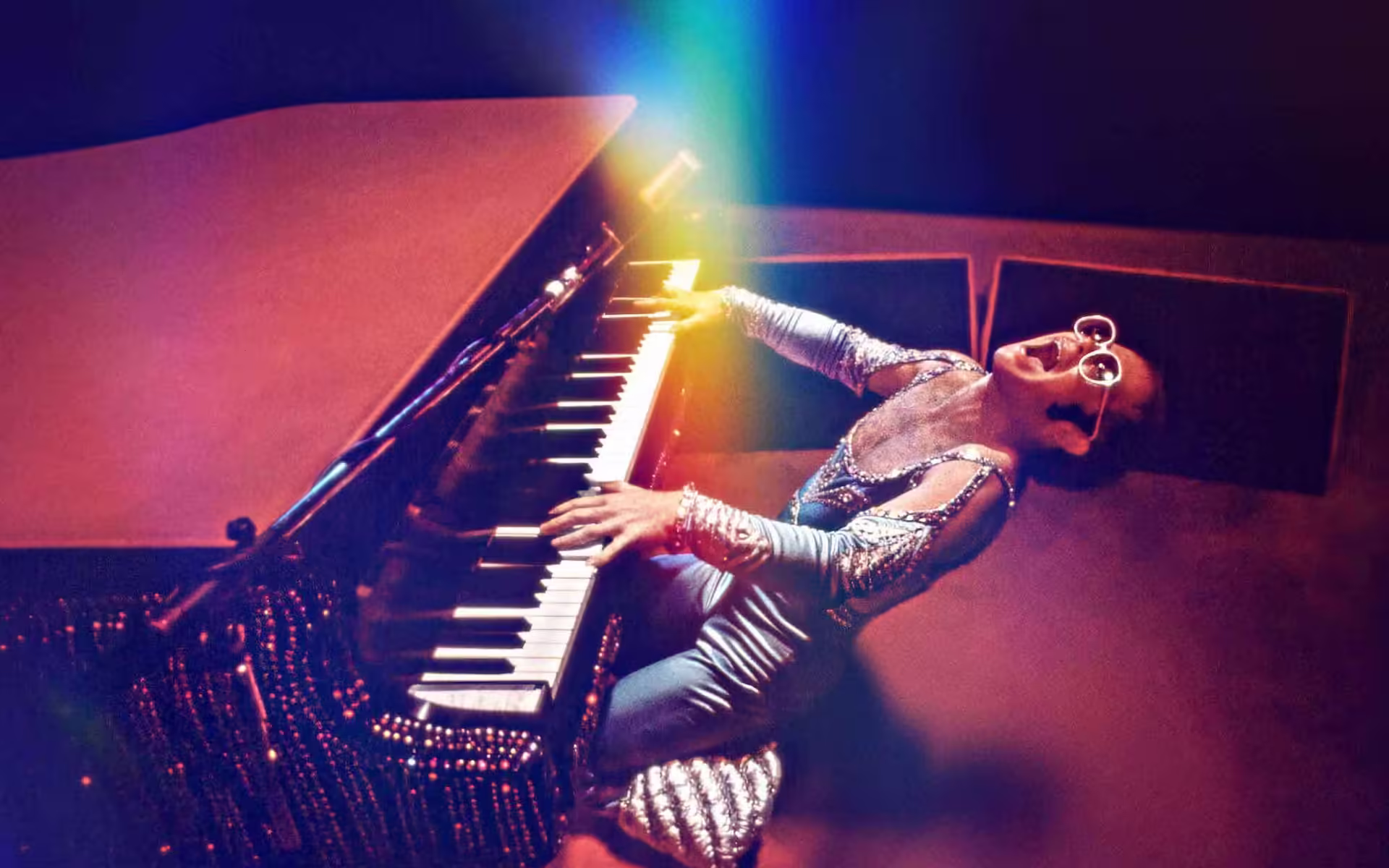 Elton John -dokumentin mainoskuva. Elton John palaa juurilleen: Uusi dokumentti saa ensi-iltansa Disney+:lla.