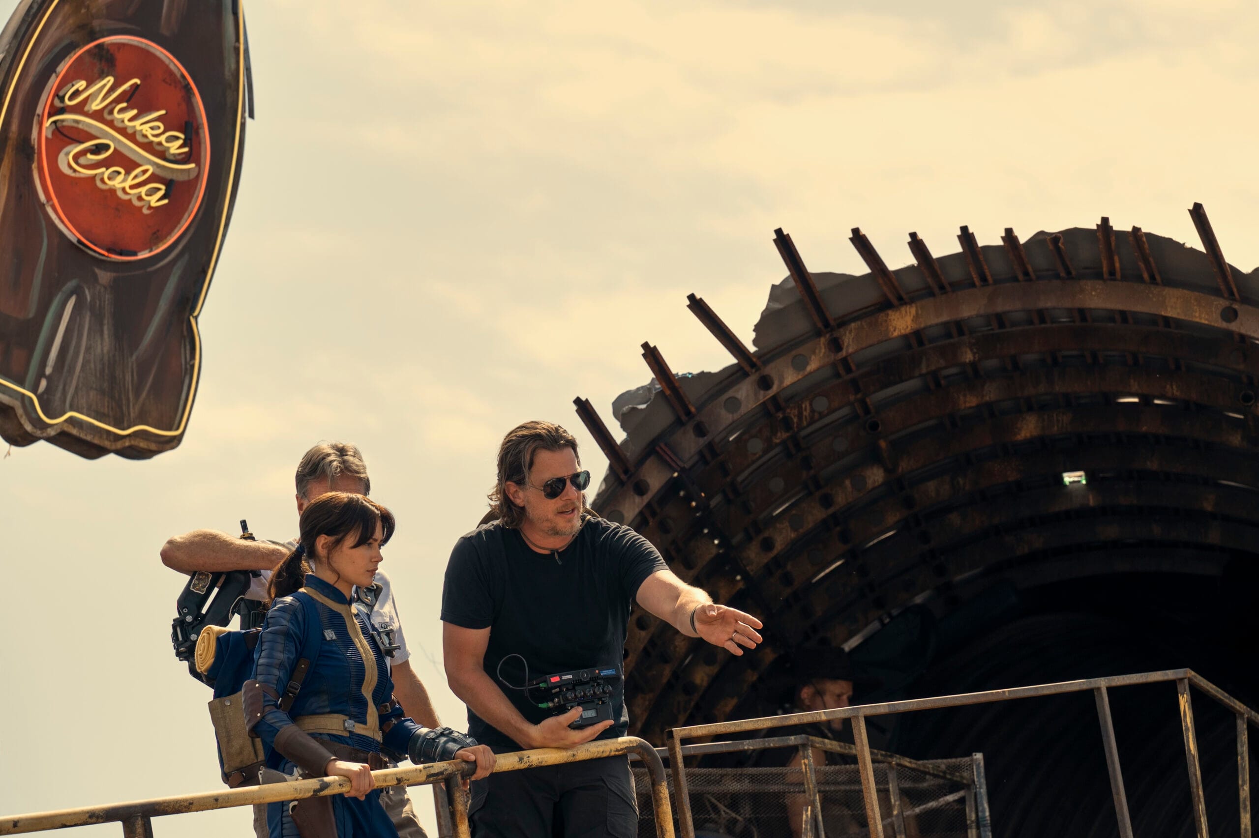 Jonah Nolan ja Ella Purnell Fallout-sarjan kuvauksissa.