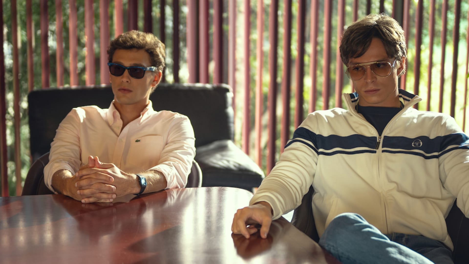 Cooper Koch ja Nicholas Alexander Chavez Menendezin veljeksinä. Hirviöt-sarjan näyttelijät tukevat Menendezin veljeksiä.