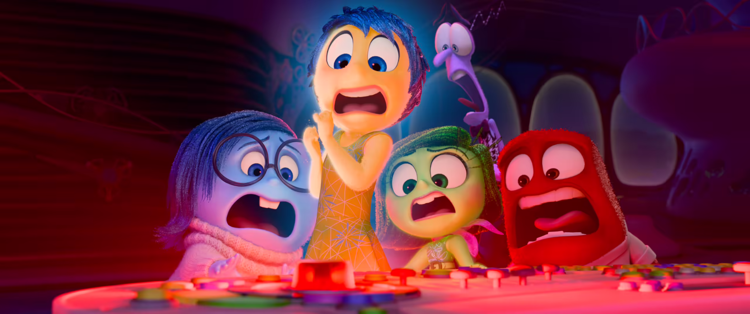 Disneyn ja Pixarin elokuvassa "Inside Out 2" Joy (Amy Poehlerin ääni), Sadness (Phyllis Smithin ääni), Anger (Lewis Blackin ääni), Fear (Tony Halen ääni) ja Inho (Liza Lapiran ääni) herätetään hälyttävälle todellisuudelle: kaikki muuttuu nyt, kun Riley on 13-vuotias.