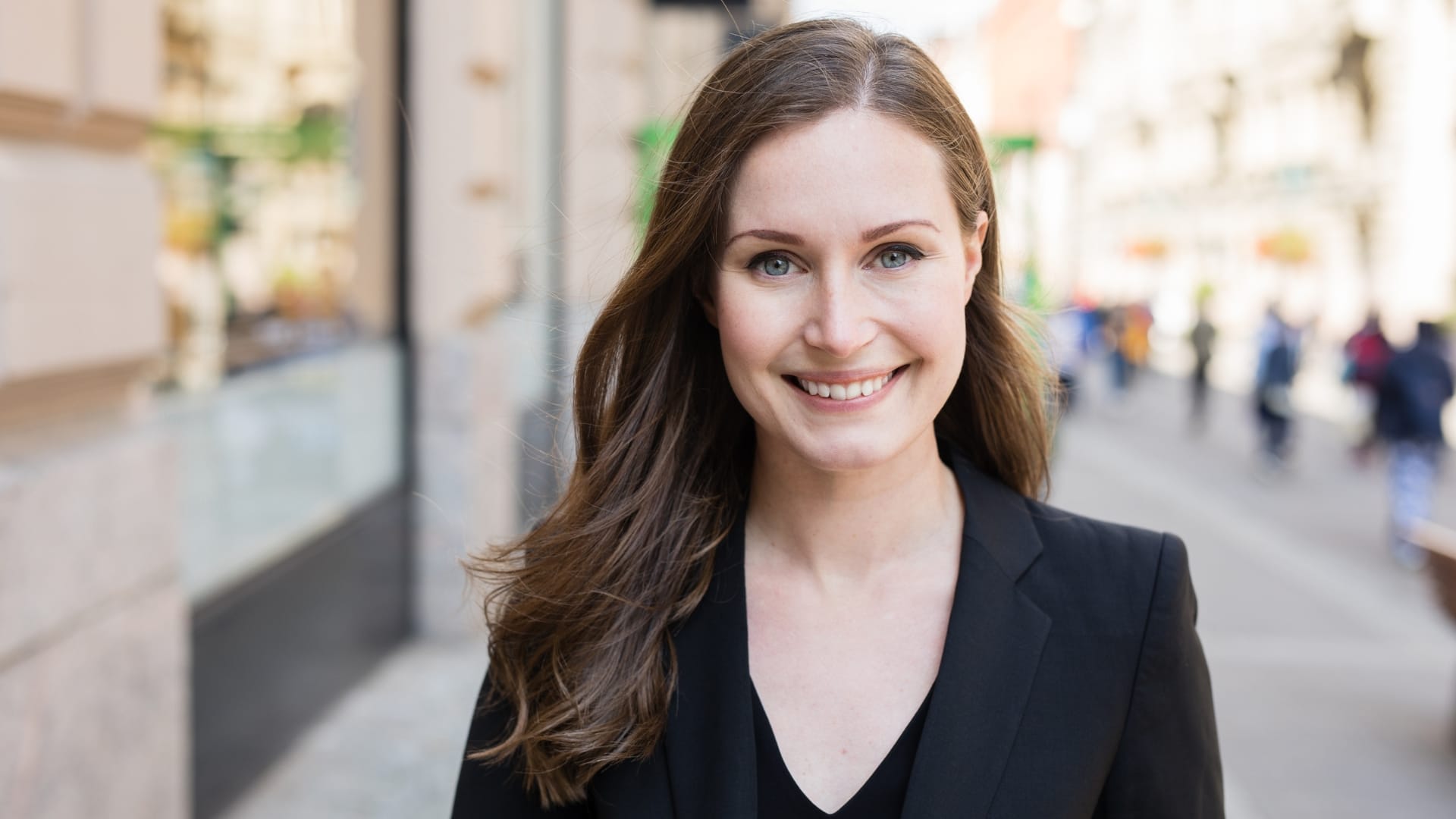 Sanna Marin kävelykadulla. Lauri Nurmen uutuuskirja Sanna Marinista.