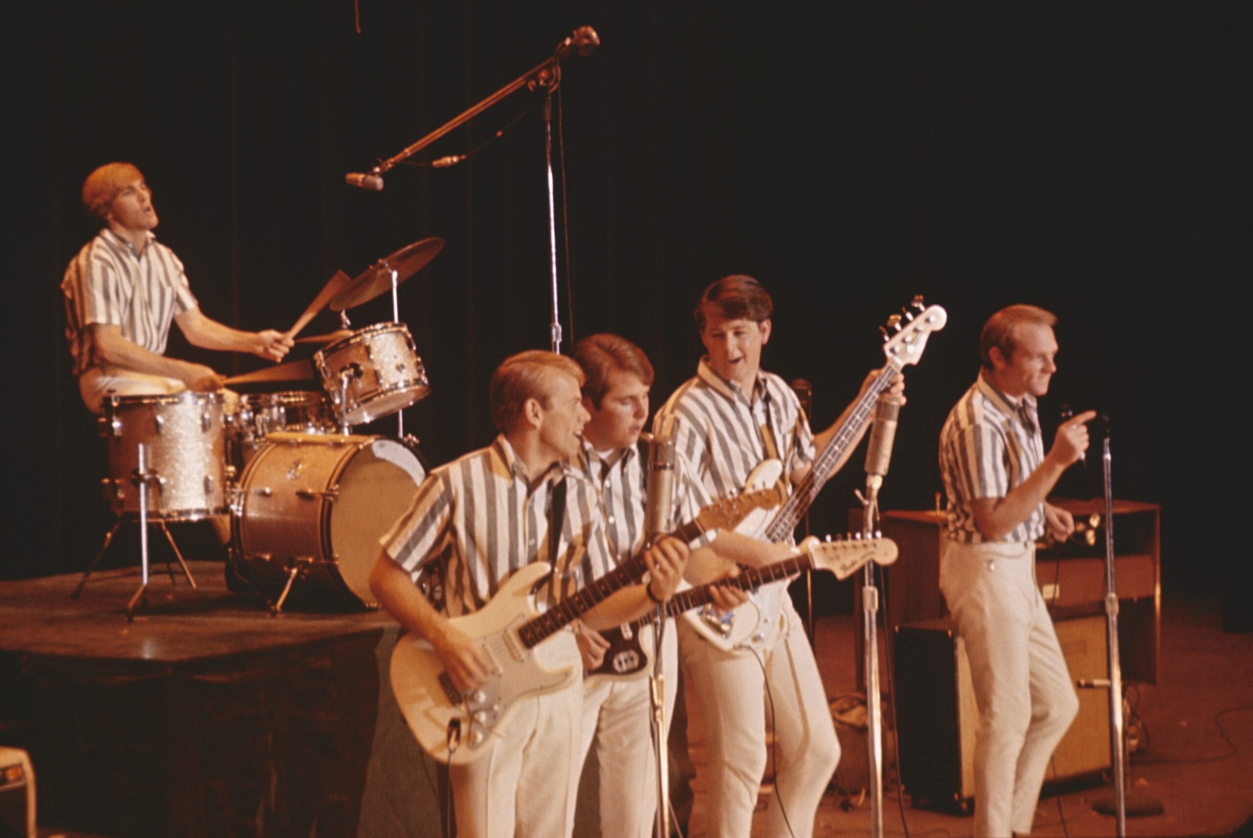 The Beach Boys esiintyy raidallisissa paidoissa.