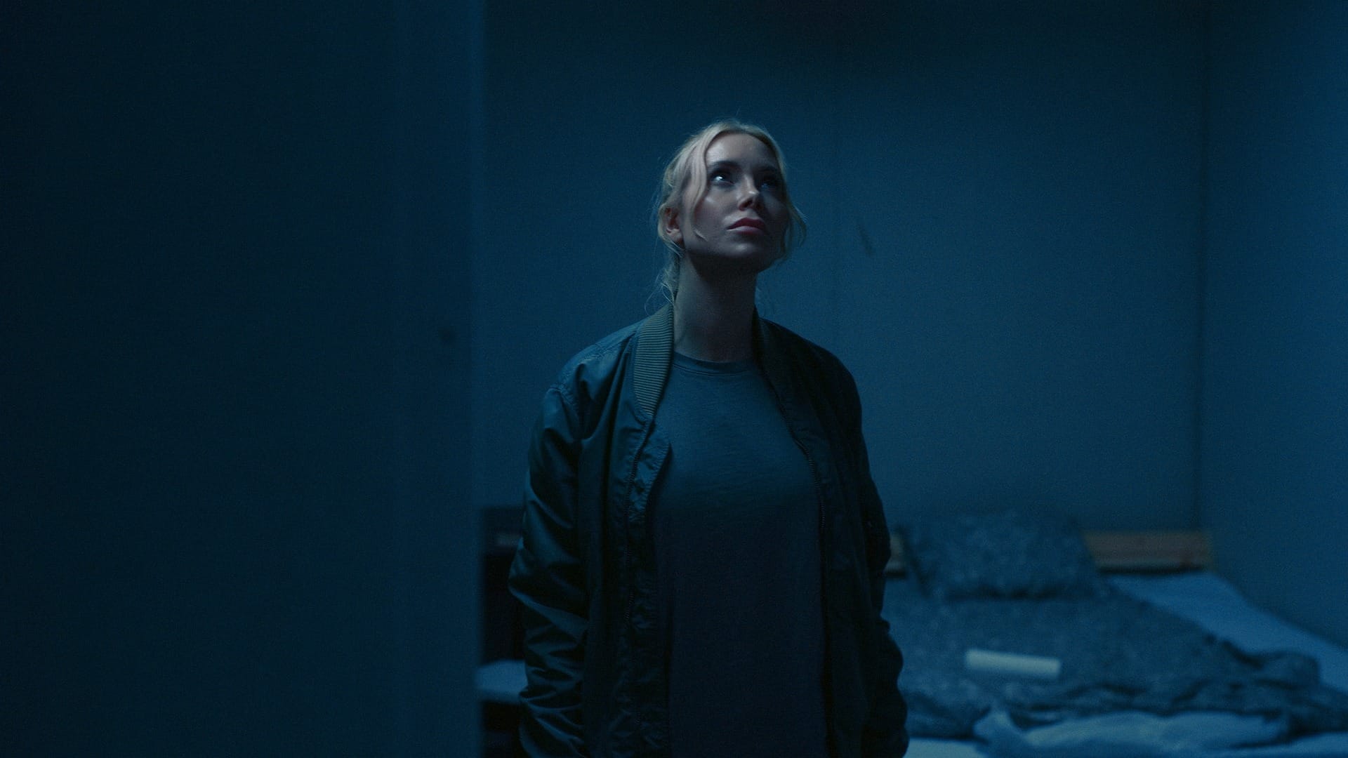 Isabel Eriksson rikospaikalla. The Bunker -dokumentti Viaplayssa.