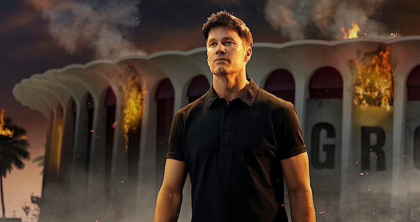 Tom Brady palavan rakennuksen vieressä.