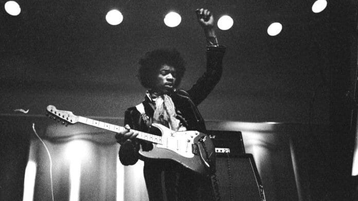 Jimi Hendrix lavalla esiintymässä. Jimi Hendrixin elämästä kertova dokumentti tulossa.